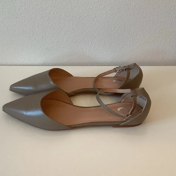 New WB Journee Collection Elegant Tan Women's Flats - Picture 2 of 5